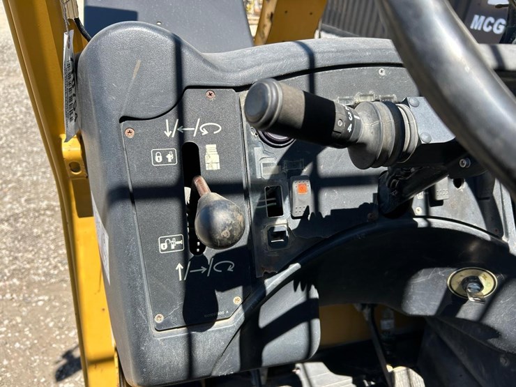 caterpillar-tl943-image-19