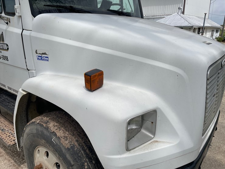 2002-freightliner-fl80-image-38