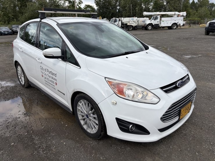 2016-ford-c-max-sel-hybrid-sedan-image-2