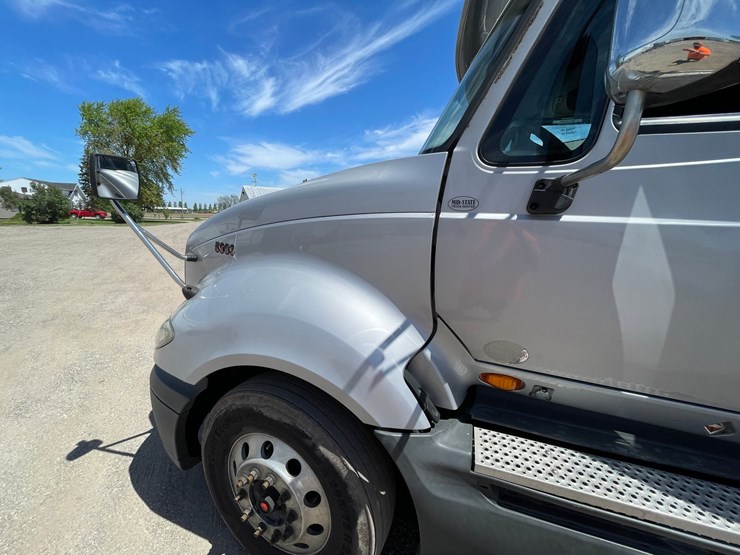 #304-•-2016-international-semi-tractor-(has-wi-title)-(denmark,wi)-image-11