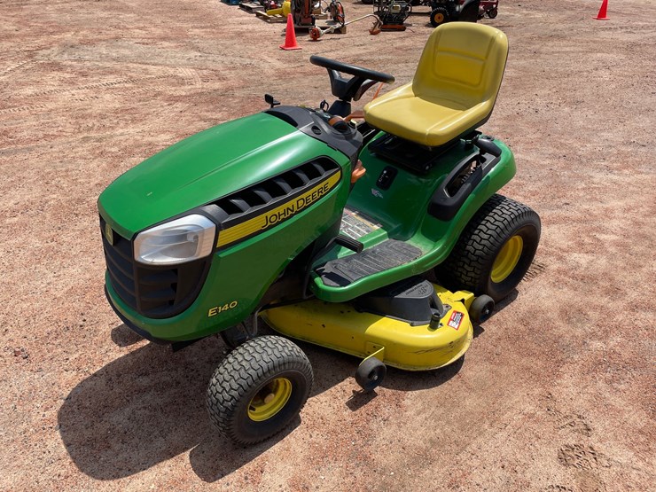 john-deere-e140-image-1