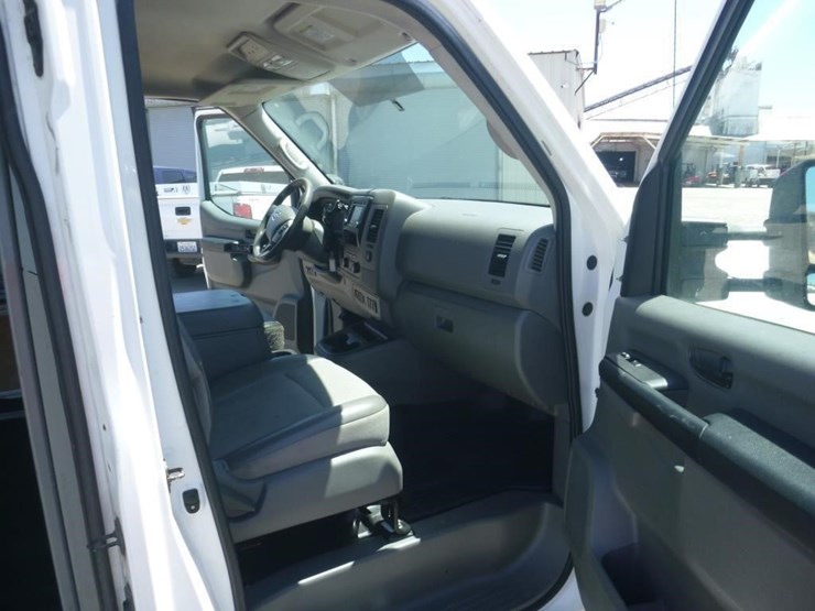 2016-nissan-nv2500-image-6