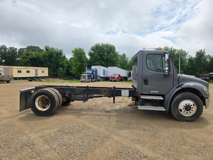 2005-freightliner-m2-106-image-20