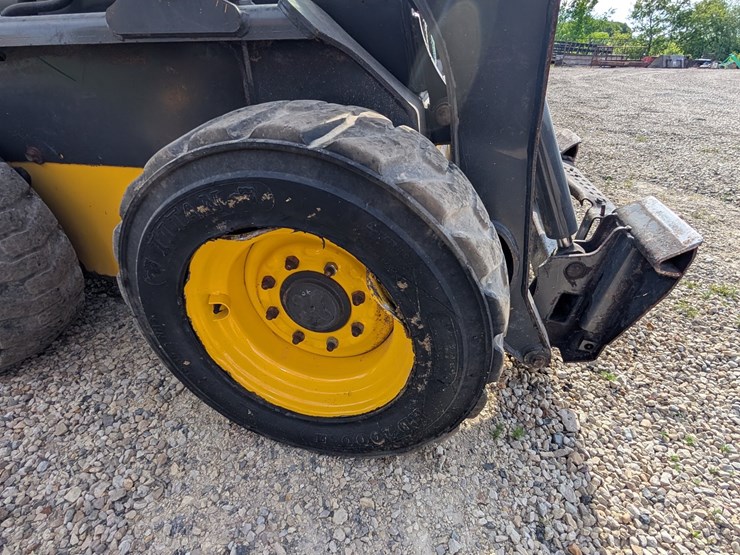 #5455-•-new-holland-218-skid-loader-image-12