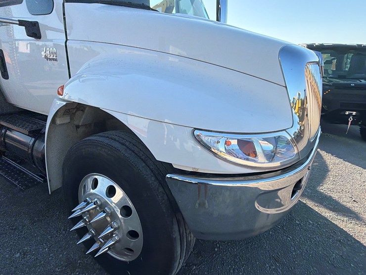 2004-international-durastar-4300-image-21