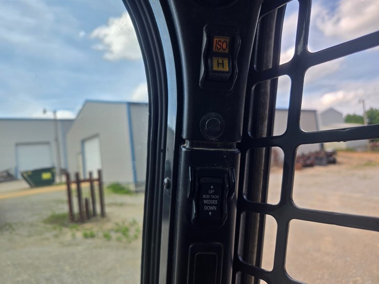 2020-bobcat-t770-image-34