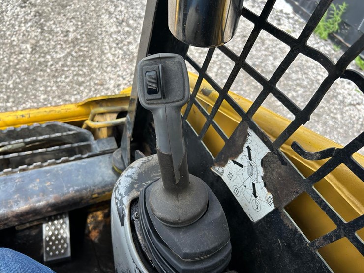 caterpillar-247b-image-19