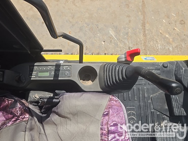 2017-komatsu-pc210-lc-11-image-56