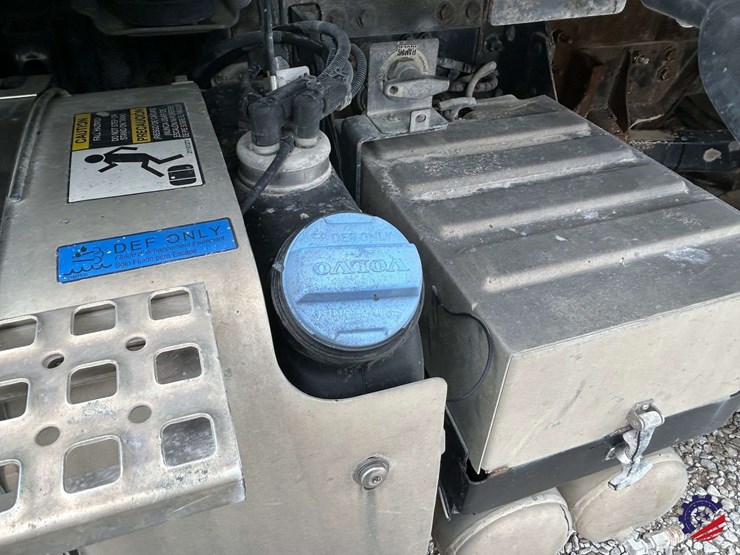 2016-volvo-truck-vhd-quad-axle-dump-truck-image-51