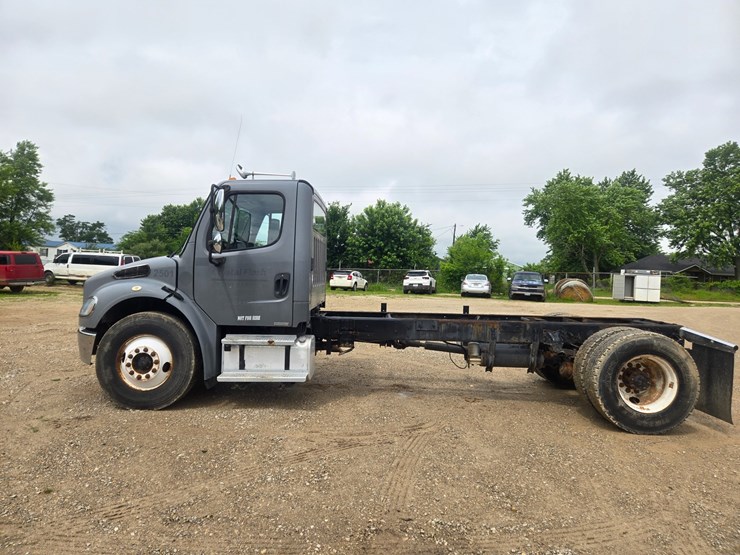 2005-freightliner-m2-106-image-8