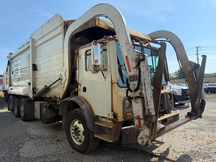 #7-•-2015-mack-heil-front-loader-image-1