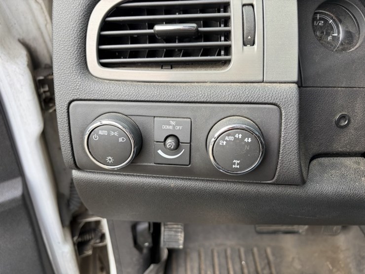 2010-chevrolet-tahoe-image-31