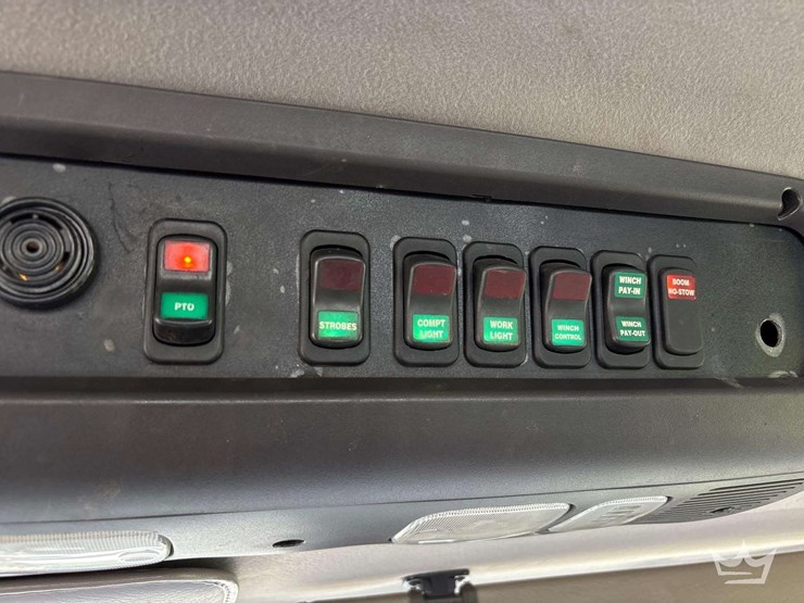 2014-freightliner-m2-106-image-64