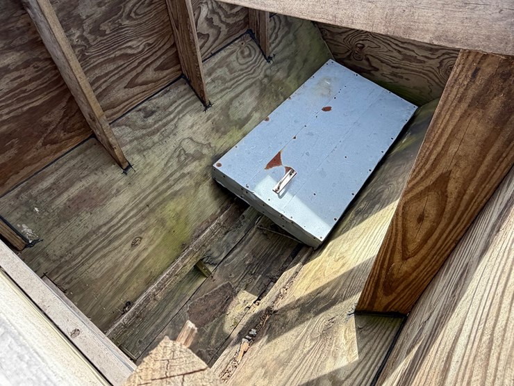 #5483-•-wooden-hay-feeder-image-5
