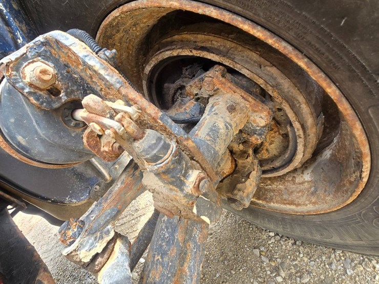 2005-freightliner-m2-106-image-36