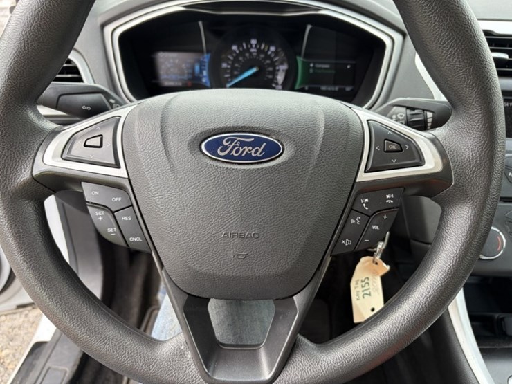 2015-ford-fusion-hybrid-sedan-image-27