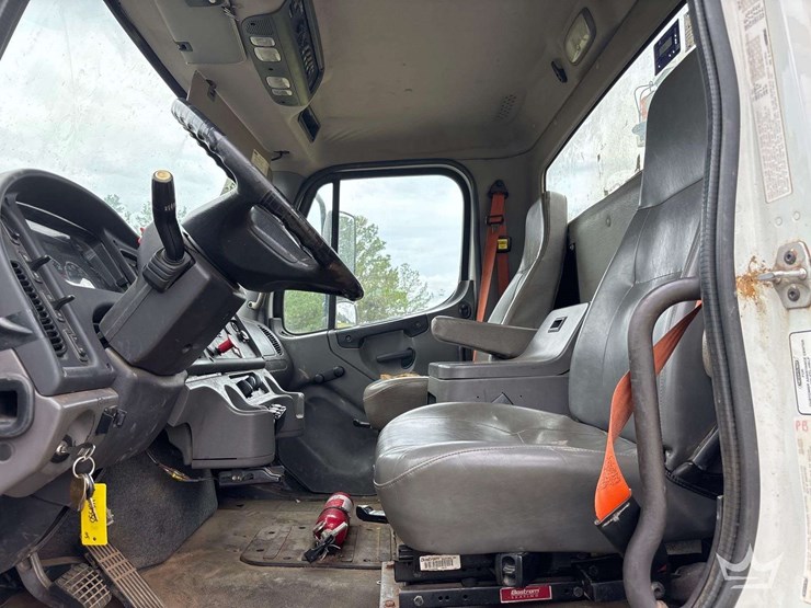 2014-freightliner-m2-106-image-66