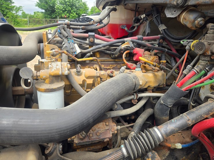 2005-freightliner-m2-106-image-27