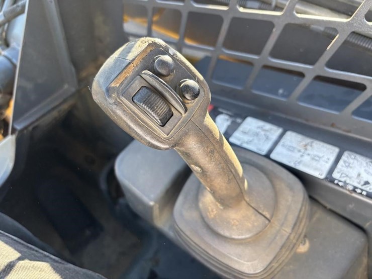 2018-deere-323e-image-24