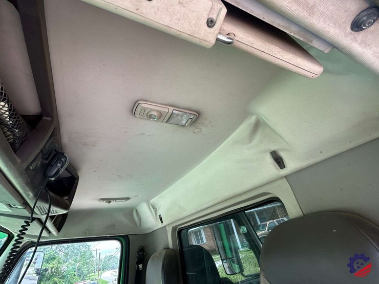 2016-volvo-vhd104b200-image-67
