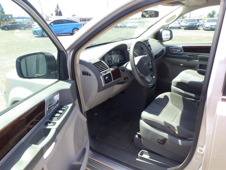 2010-chrysler-town-&-country-image-5