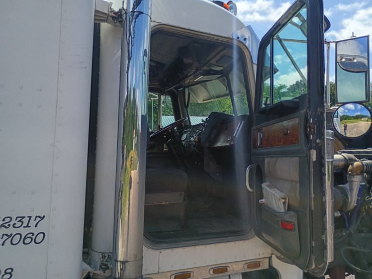 1998-peterbilt-379-image-45