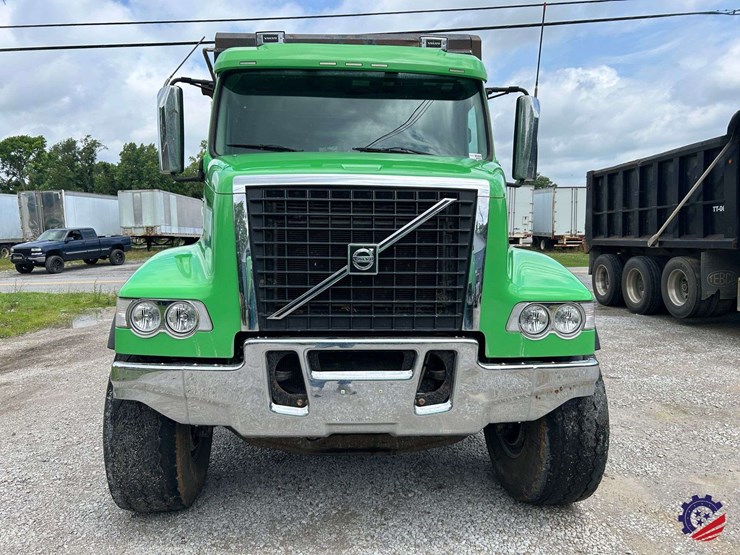2016-volvo-vhd104b200-image-7