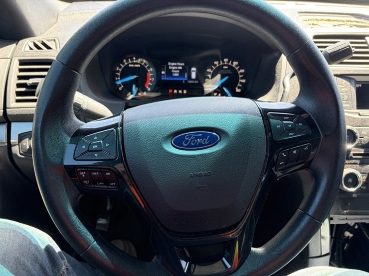 2017-ford-explorer-image-32