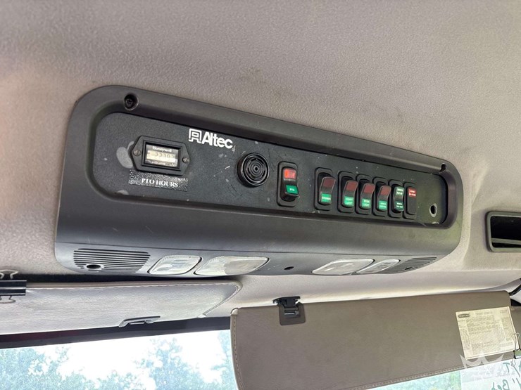 2014-freightliner-m2-106-image-63