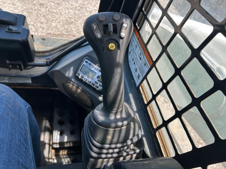 2022-bobcat-t770-image-21