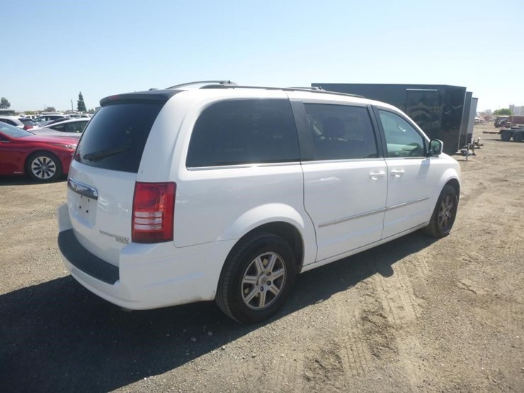 2010-chrysler-town-&-country-image-3