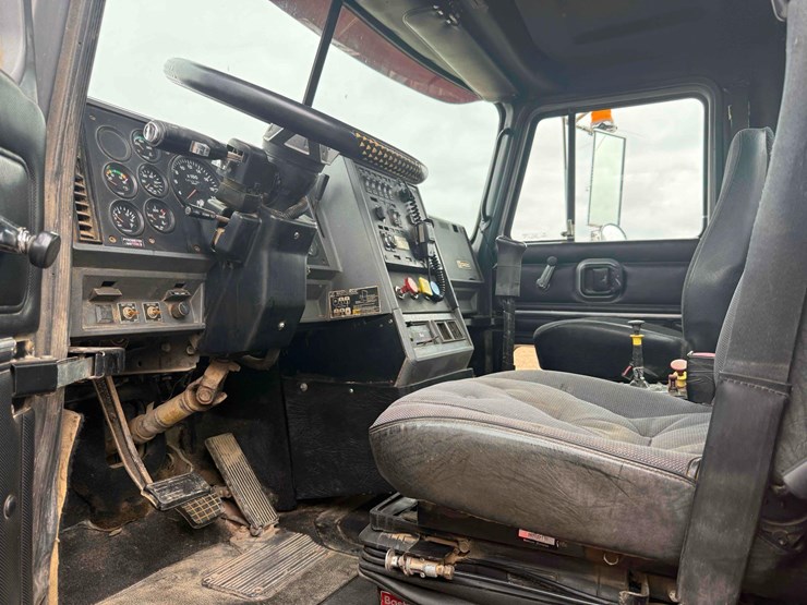 2000-mack-semi-image-17