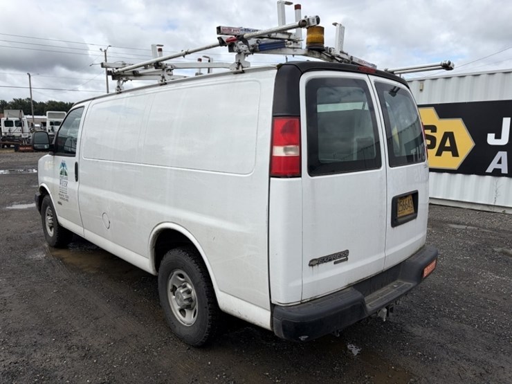 2012-chevrolet-express-cargo-van-image-6