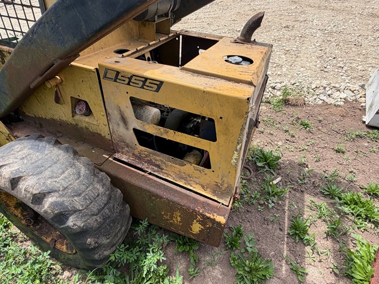 new-holland-l555-image-8