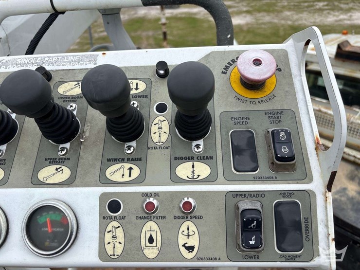 2014-freightliner-m2-106-image-29