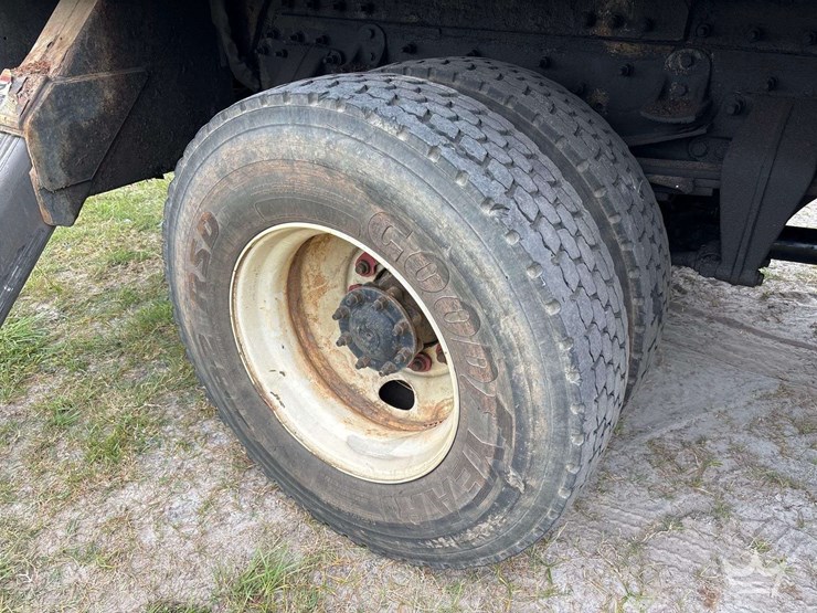 2014-freightliner-m2-106-image-76