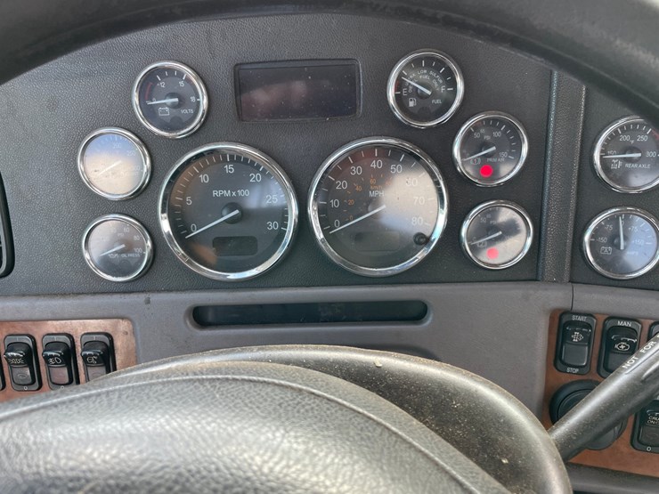 2010-peterbilt-386-image-42