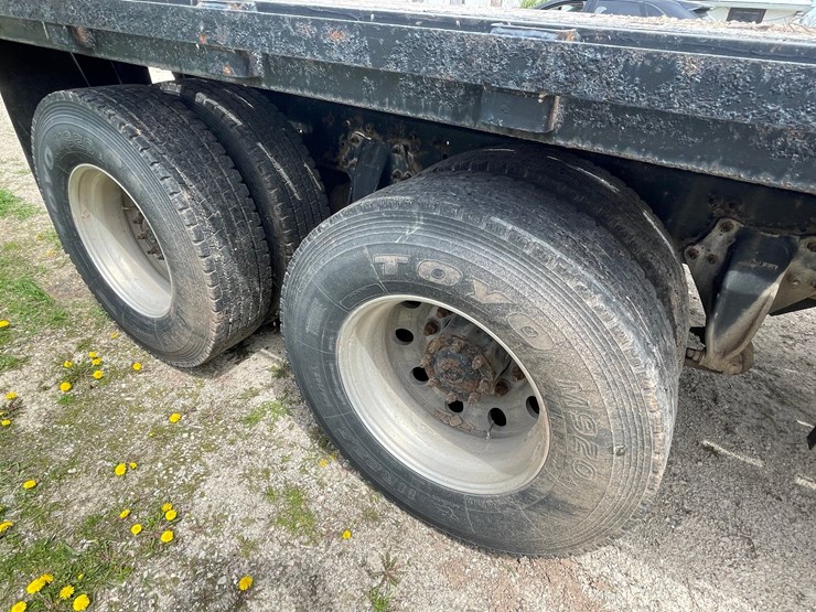 2002-freightliner-fl80-image-28