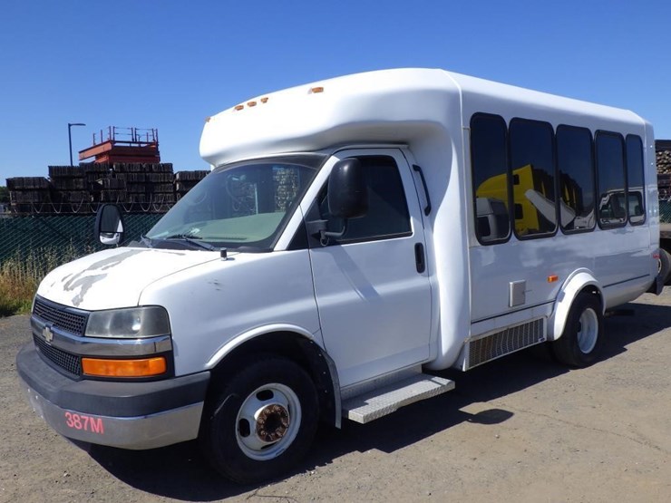 2009-chevrolet-express-3500-image-2