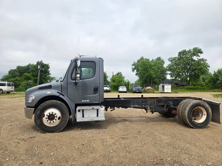 2005-freightliner-m2-106-image-7