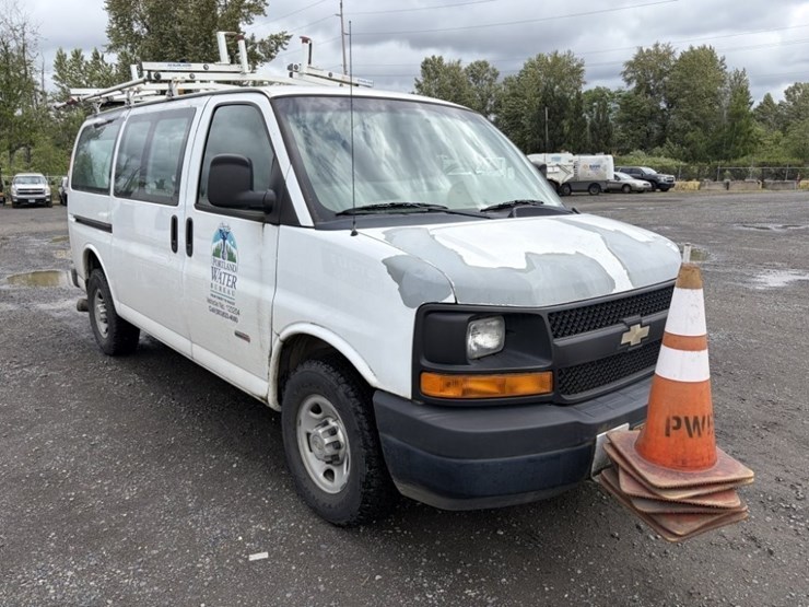 2012-chevrolet-express-cargo-van-image-2