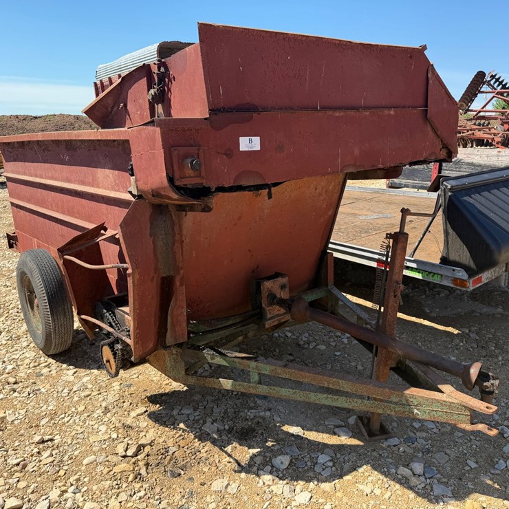 #5442 • Kelly Ryan Feeder Wagon