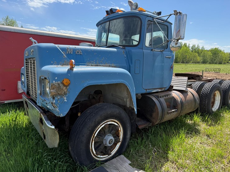 1984-mack-r686st-image-11