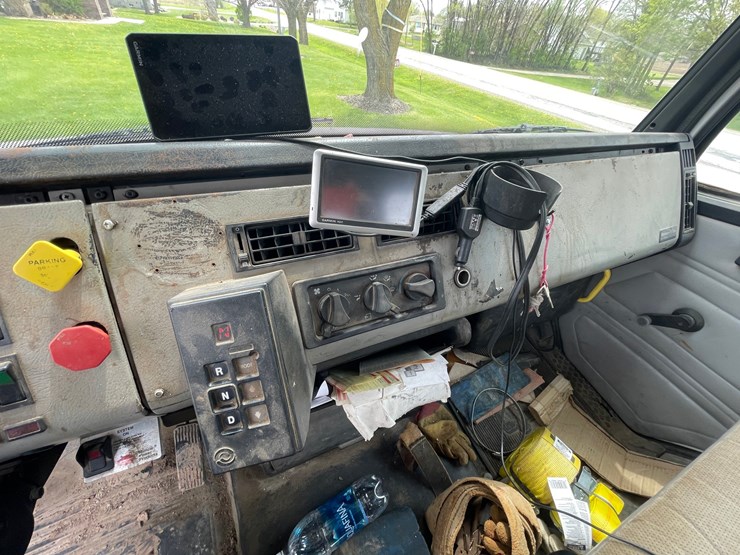2002-freightliner-fl80-image-43