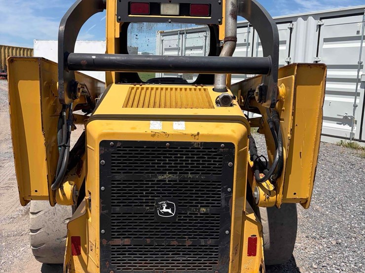john-deere-325-image-5