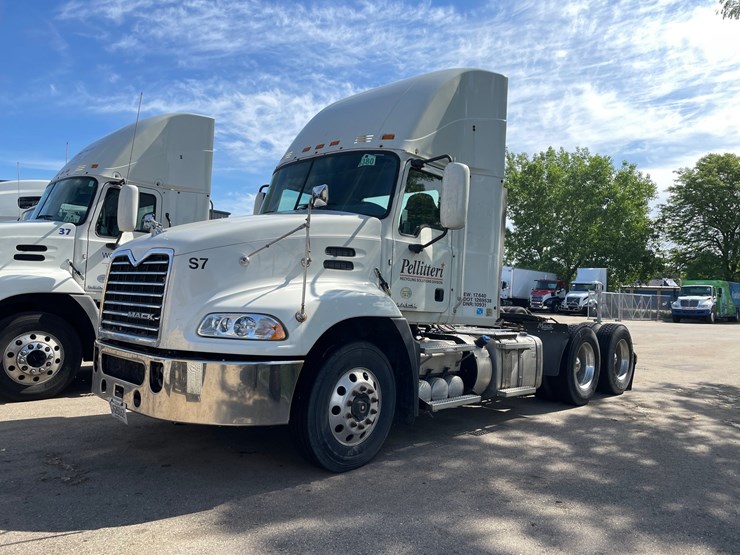 #300-•-2016-mack-day-cab-semi-tractor-(wi-title)-(monona,-wi)-image-1