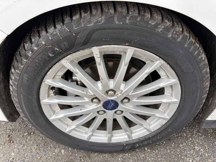 2016-ford-c-max-sel-hybrid-sedan-image-15