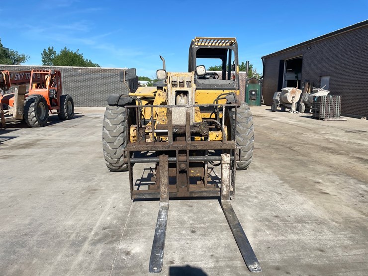 caterpillar-th62-image-2