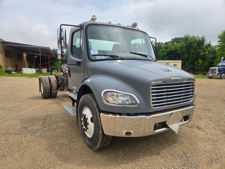 2005-freightliner-m2-106-image-24