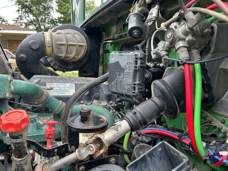 2016-volvo-truck-vhd-quad-axle-dump-truck-image-91